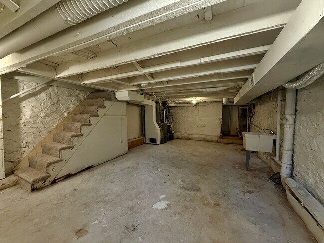 Building Photo - Move-In Ready 3BR Home with Modern Updates...