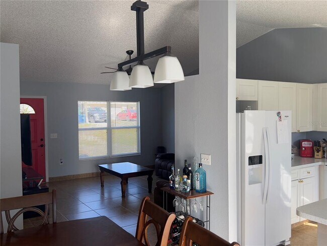 Building Photo - 825 Charles Ave