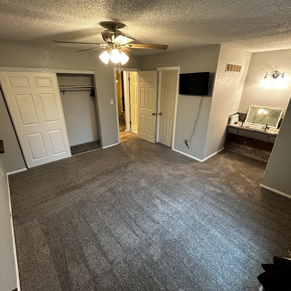 Building Photo - 9517 Manning Ave