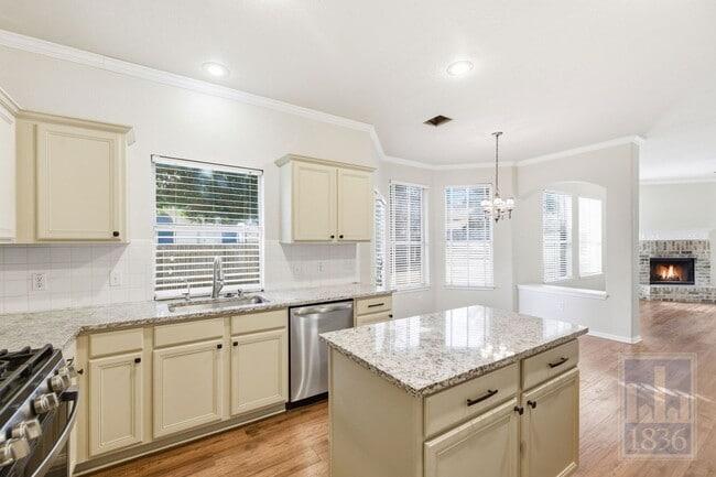 Building Photo - 1110 Water Birch