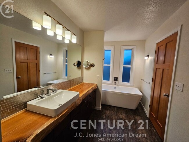 Building Photo - Prime Southern Oregon Location for the Outdoor Enthusiast