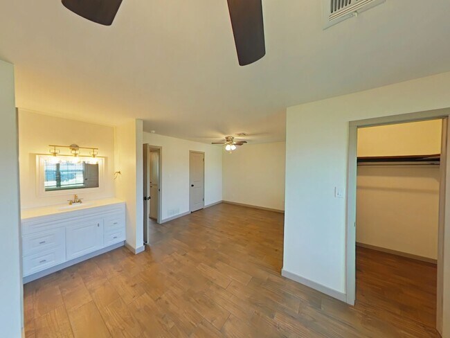 Building Photo - 5222 NW Ashby Ave