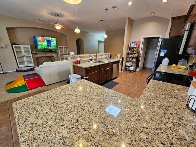 Building Photo - Spacious Golf Course Area Home with 4 Bedr...