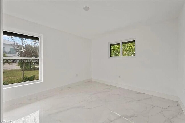 Building Photo - 291 Heron Ave