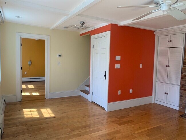 Building Photo - 10 Salem St Ave