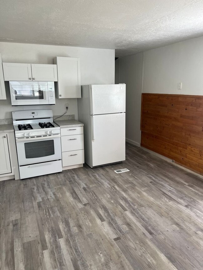 Building Photo - 2 bed, 1 bath Manufactured Home in the Mill Hollow Community!