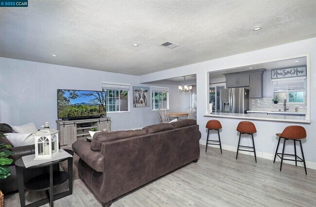 Building Photo - Clean/Remodeled 3 Bedroom 2 Bath with Large  Lot