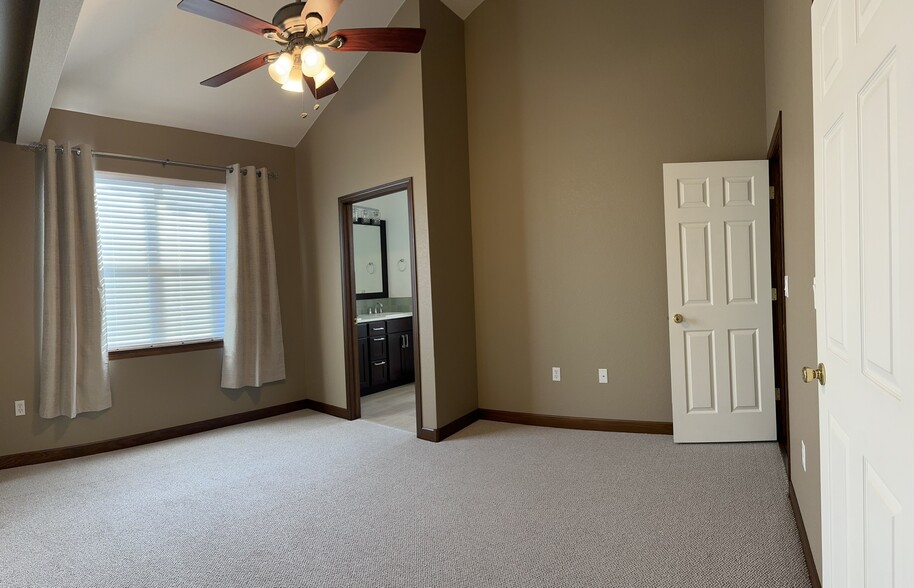 Master bedroom - 4245 Boardwalk Dr