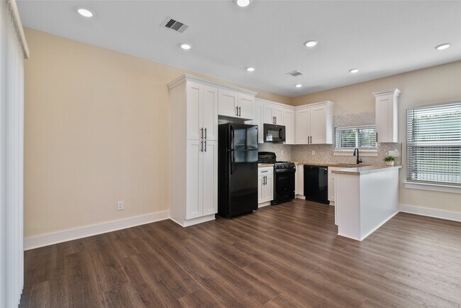 Building Photo - 1206 S Victory Dr