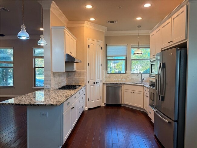 Building Photo - 2021 Simond Ave