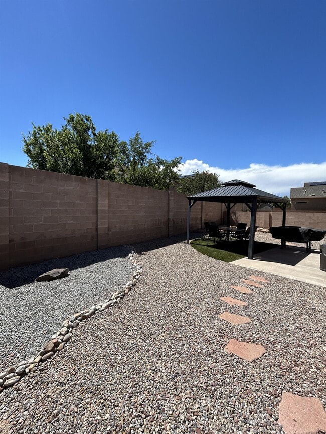Building Photo - 835 Kipuka Dr NW