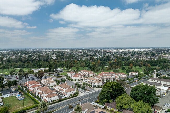 Building Photo - Candlewood Villas