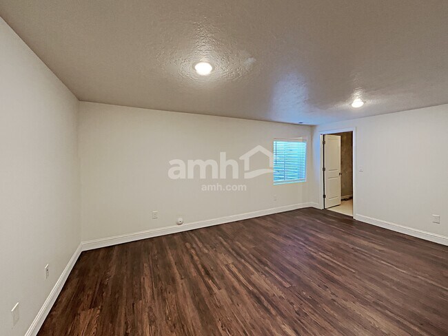 Building Photo - 2411 E Buckskin Way