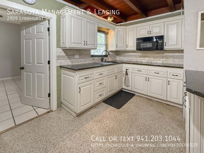 Building Photo - 2909 Lynnhurst St