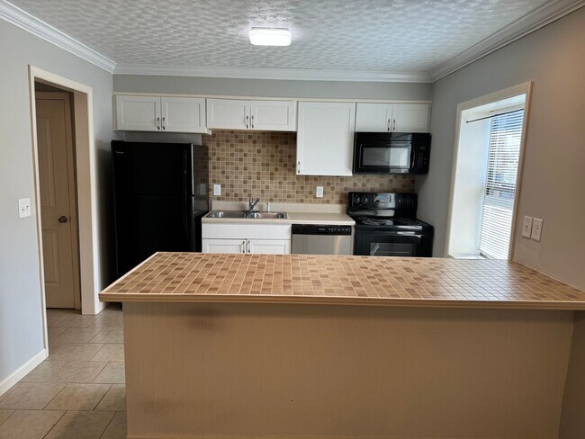 Building Photo - 949 Chadwick Dr