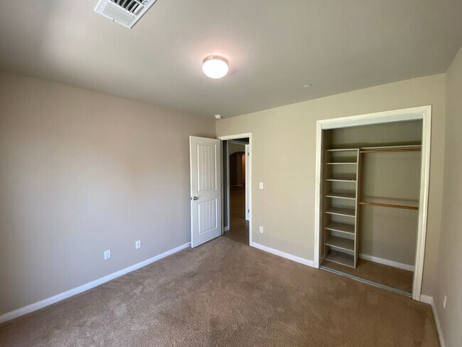 Building Photo - Gorgeous 5 BD 3 BA home available for rent...