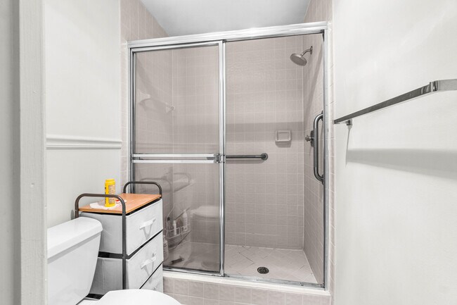 Building Photo - 5087 Oakhill Ln