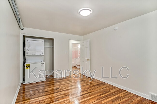 Building Photo - 1866 Pratt St