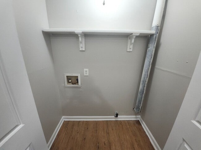 Building Photo - Affordable 2 Bedroom, 2.5 Bath in Prime St...