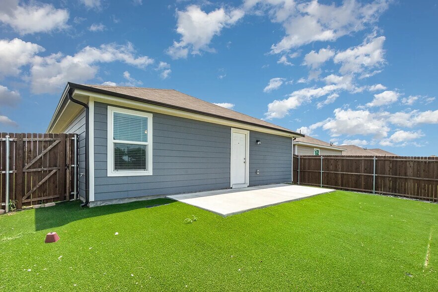 Building Photo - 7601 Bluebell Ln