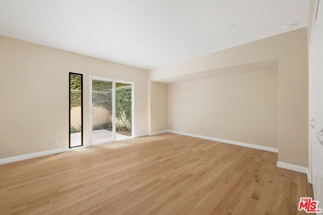 Building Photo - 1121 La Collina Dr