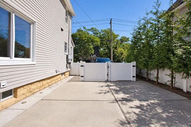 Building Photo - 45 Lynbrook Ave