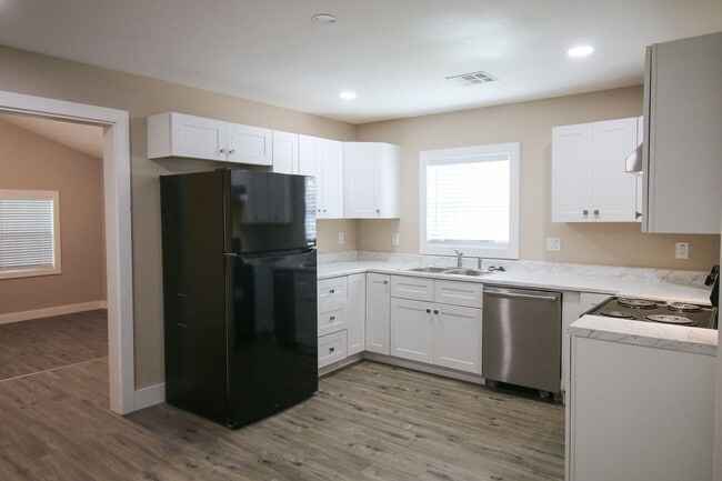 Building Photo - Recently Remodeled 3 Bed 2 Bath!