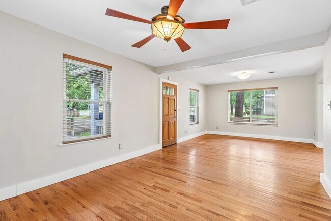 Building Photo - 4315 Bellvue Ave