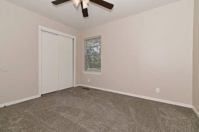 Building Photo - 1304 Skyline Dr