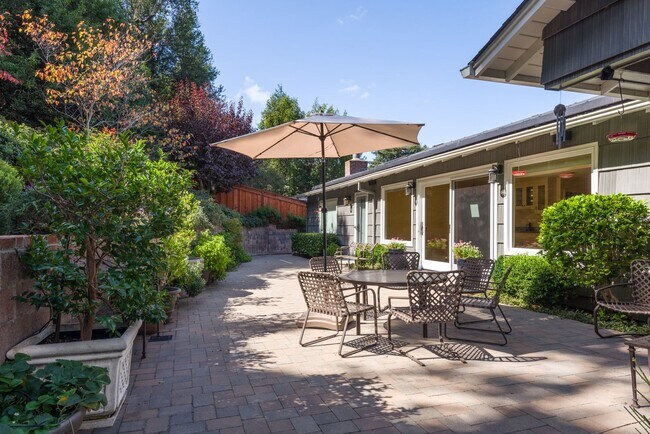 Building Photo - Custom Remodeled Ranch Home in Park-like S...