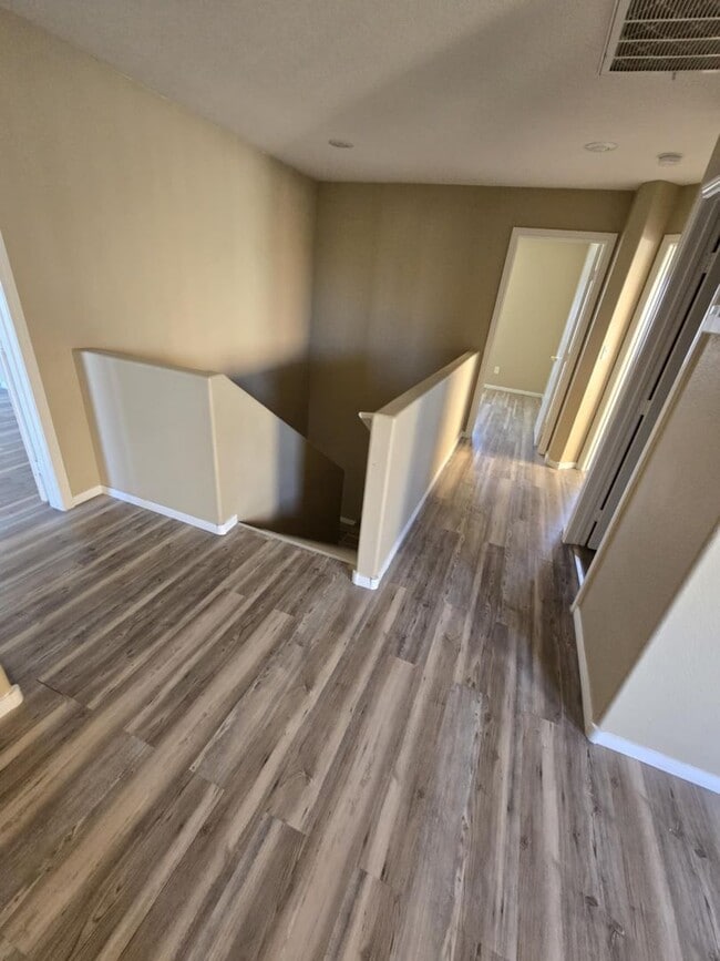 Building Photo - Great open floorplan with 3 bedrooms + Loft