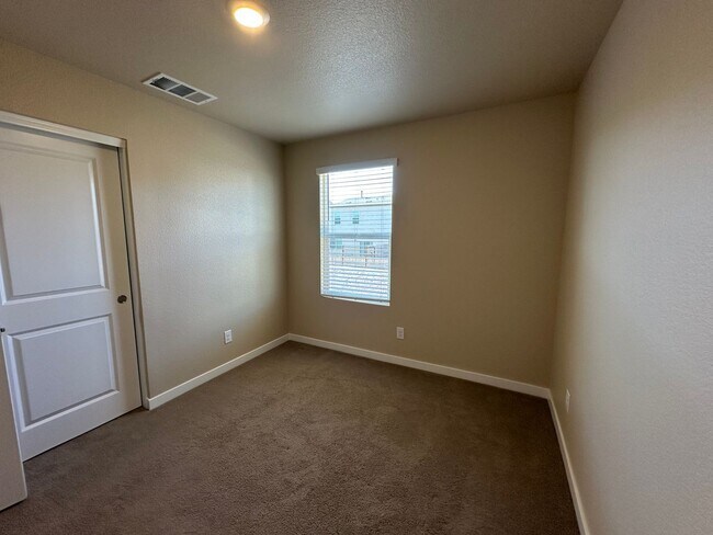 Building Photo - Adorable Lemmon Valley Townhome!