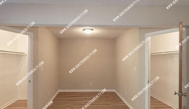 Building Photo - Beautiful and Spacious Townhome in LAWRENCE-Available in MAY!!