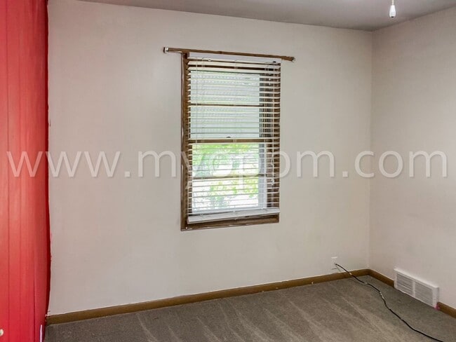 Building Photo - Raised Ranch | 3 Bedroom 2 Bathroom Home |...