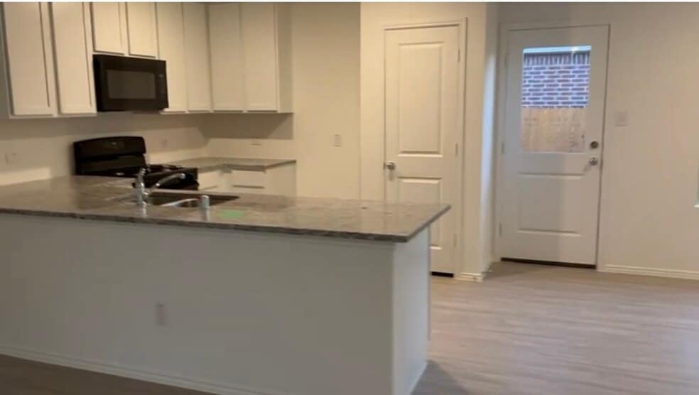 spacious kitchen - 15136 Tejano St