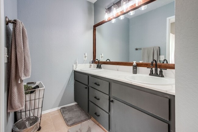 Building Photo - 2637 Regent Rd