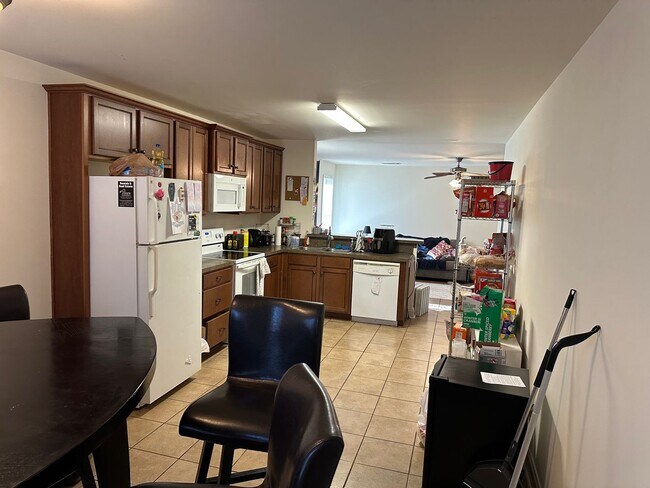 Building Photo - Five Bedroom Near Downtown Available for P...