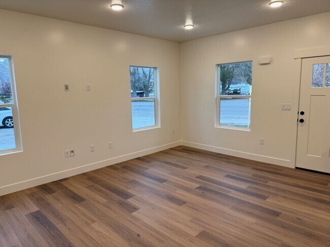Building Photo - Beautiful townhome with 2 car garage, Central Air and Master Suite
