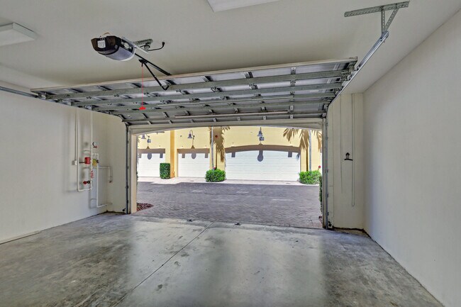 Building Photo - 343 Flamingo Dr