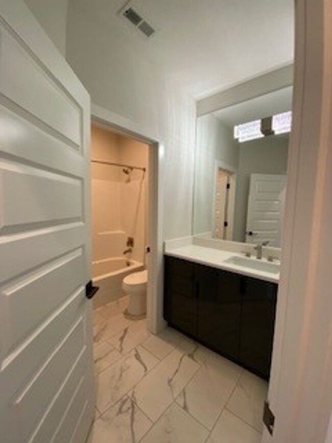 Building Photo - Welcome to the Beautiful Modern Townhome i...