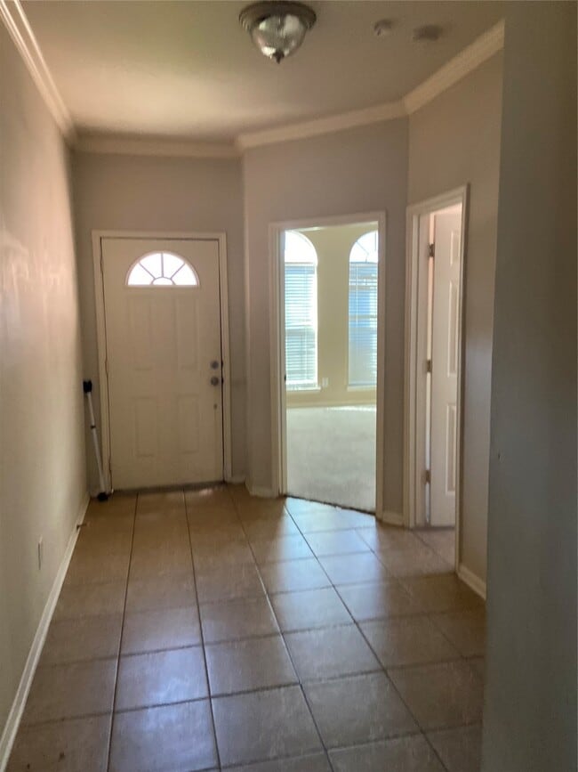 Building Photo - 1930 Shady Oaks Ct