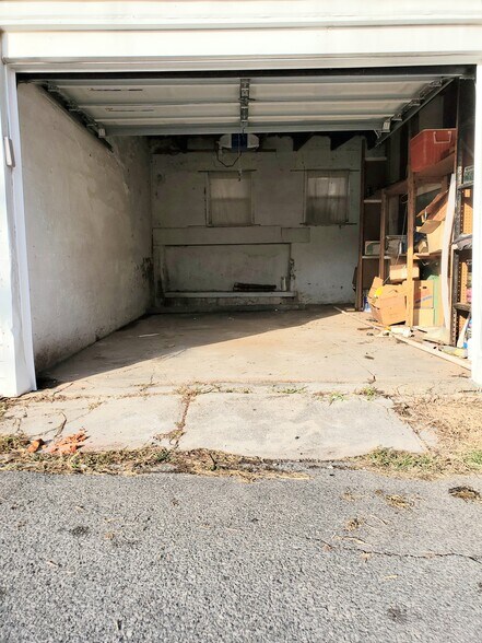Garage - 918 W Marshall St