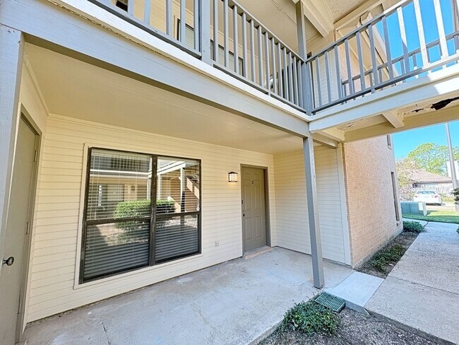 Building Photo - 1 Bedroom Downstairs condo available now! Community Pool