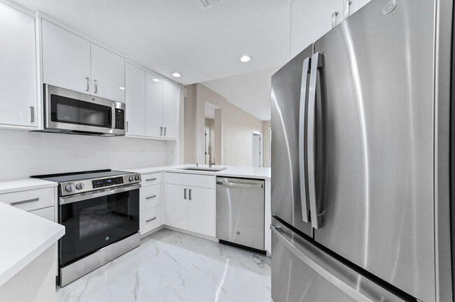 Building Photo - 12454 Crystal Pointe Dr