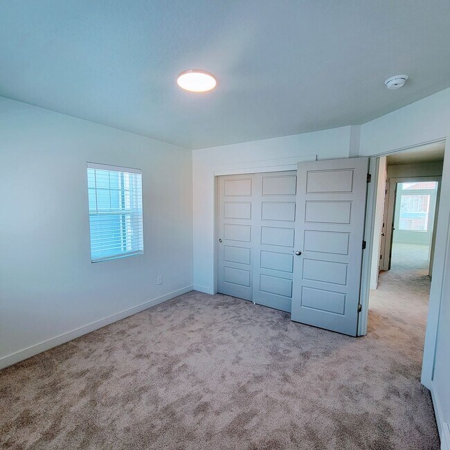 Building Photo - Gorgeous Townhome!!!