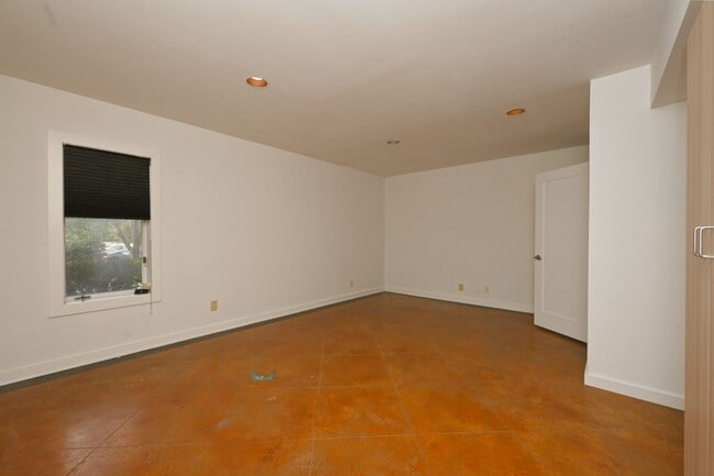 Building Photo - **PERFECTLY SITUATED TOWNHOME IN GREEN HIL...