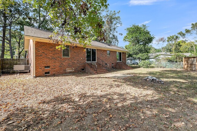 Building Photo - Renovated James Island Home!