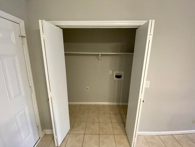 Building Photo - 2 bed 2 bath duplex