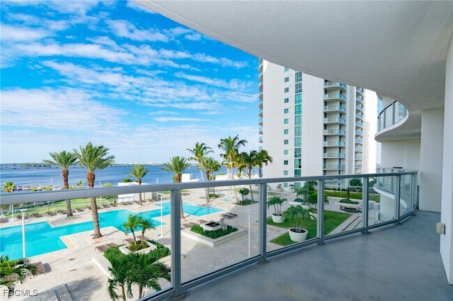 Building Photo - 3000 Oasis Grand Blvd
