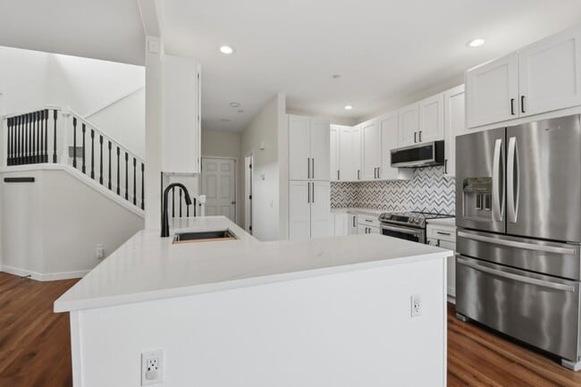 Building Photo - 3Bd/2.5Ba Edmonds Townhome
